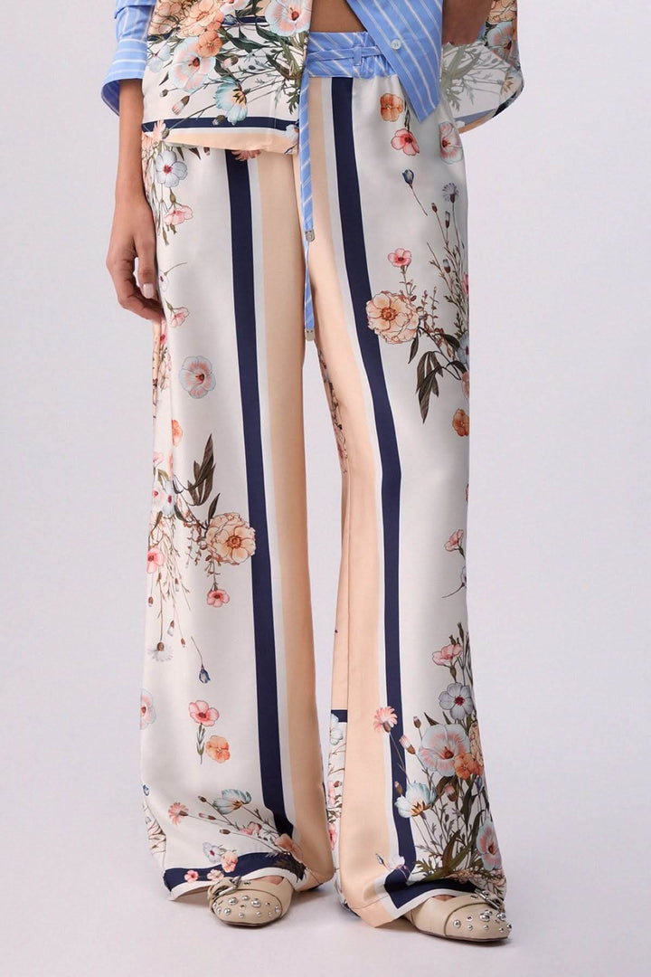 Pantalon fluide à motifs et rayures contrastées, coupe ample, élégant et confortable, idéal pour un style raffiné et moderne.