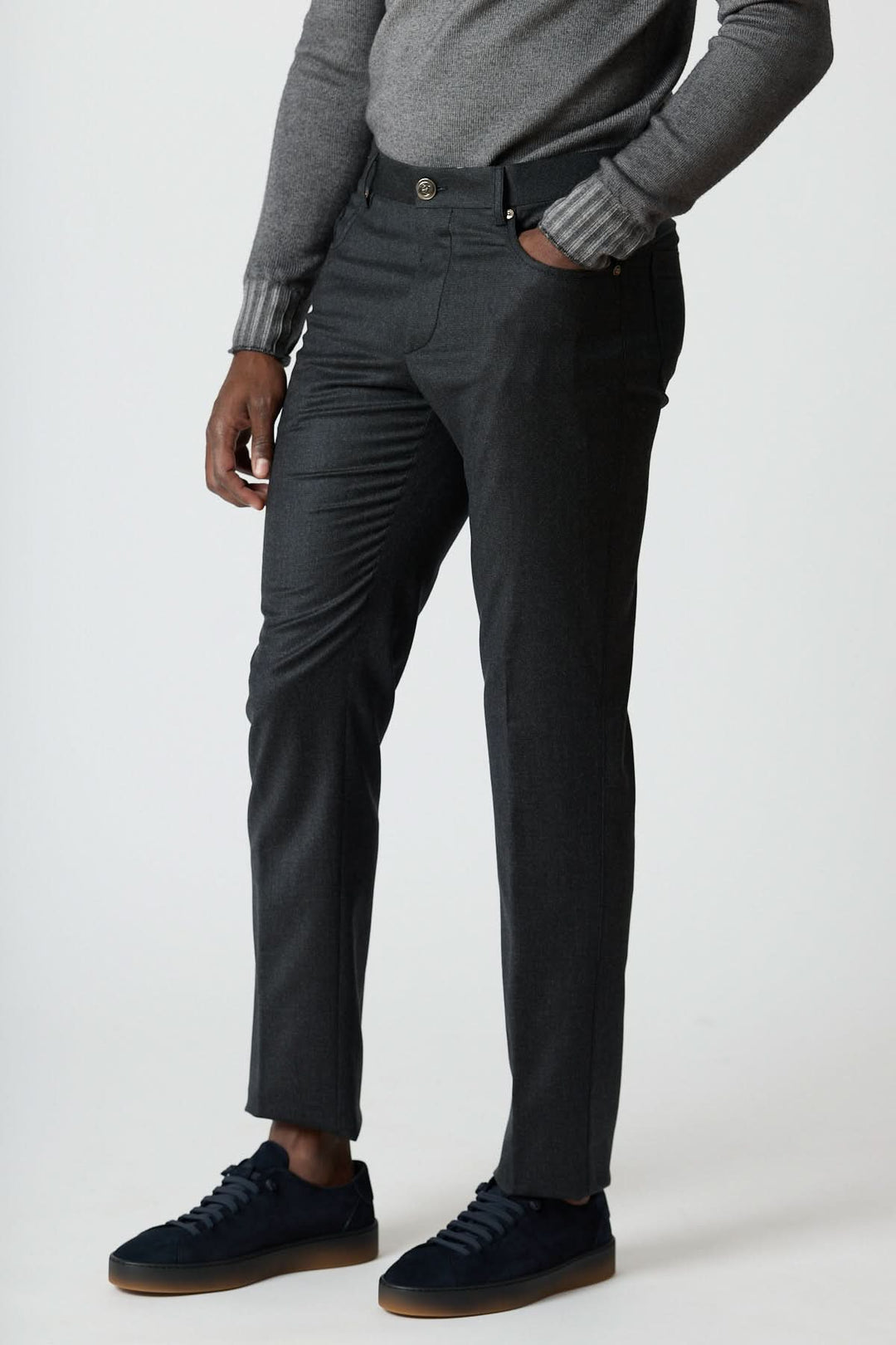 Homme portant un élégant pantalon habillé 5 poches en laine, coupe ajustée, idéal pour le bureau et occasions chic décontractées.