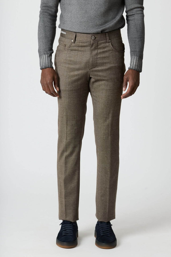 Pantalon habillé 5 poches en laine sur mannequin marchant, élégance et confort idéal pour bureau et occasions décontractées chic.