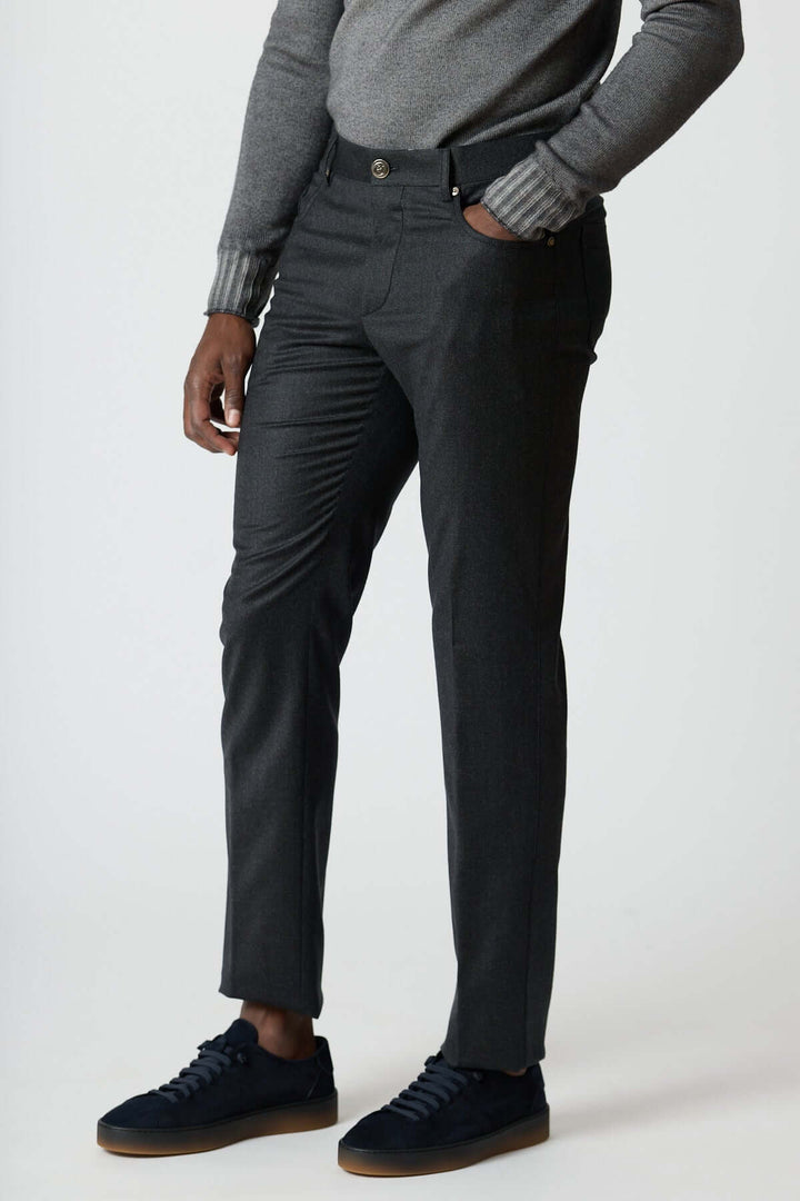 Pantalon habillé 5 poches en laine ajusté, élégance et confort pour bureau ou occasions, texture raffinée et tombé impeccable.