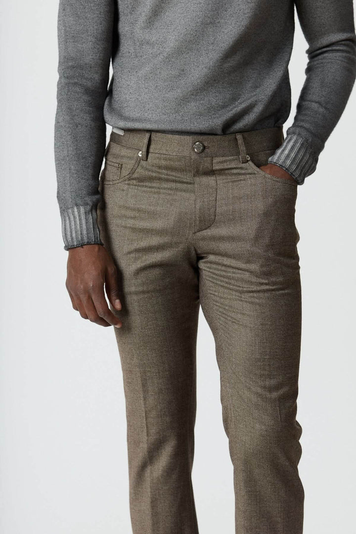 Pantalon habillé 5 poches en laine, élégant et pratique, texture raffinée et coupe ajustée pour le bureau ou occasions décontractées.