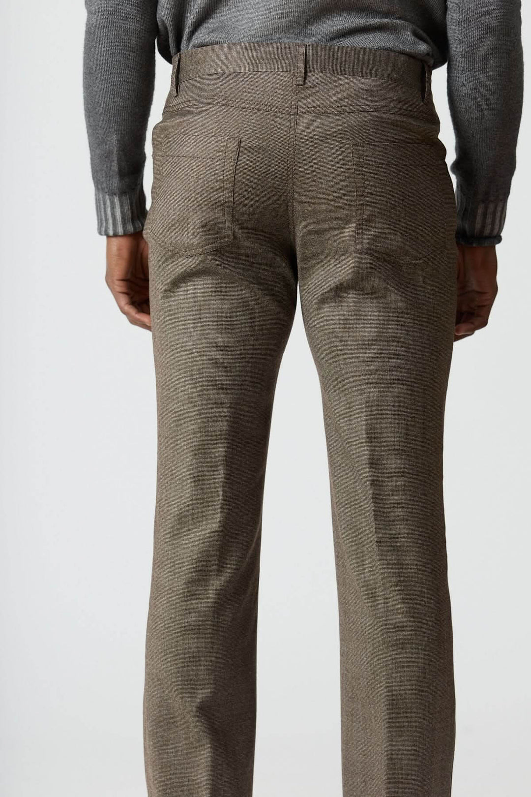 Pantalon habillé 5 poches en laine vue arrière, élégant et raffiné, idéal pour le bureau et occasions décontractées chic.