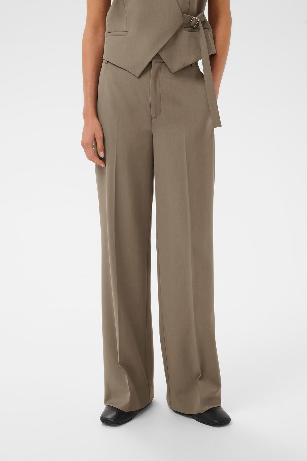 Pantalon habillé Haisly à jambe large, coupe élégante et contemporaine, idéal pour tenue professionnelle ou occasion formelle.