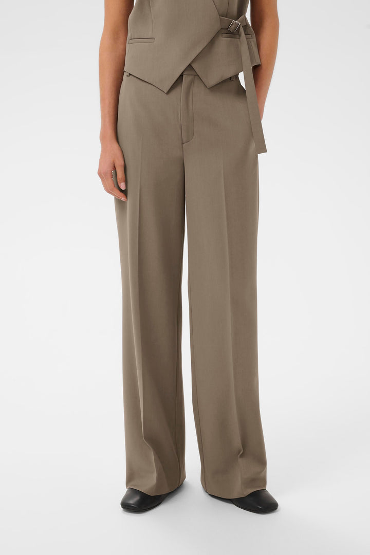 Pantalon habillé Haisly à jambe large pour une silhouette élégante et contemporaine, parfait pour tenue professionnelle ou formelle.