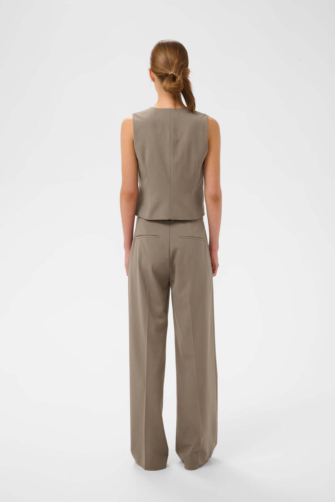 Pantalon habillé Haisly à jambe large et coupe droite, porté vue de dos pour une allure élégante et contemporaine.