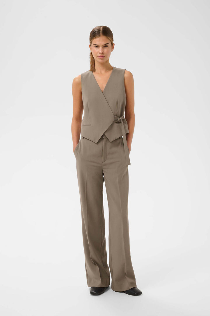 Modèle portant le Pantalon habillé Haisly, large et élégant, pour une silhouette raffinée et contemporaine.