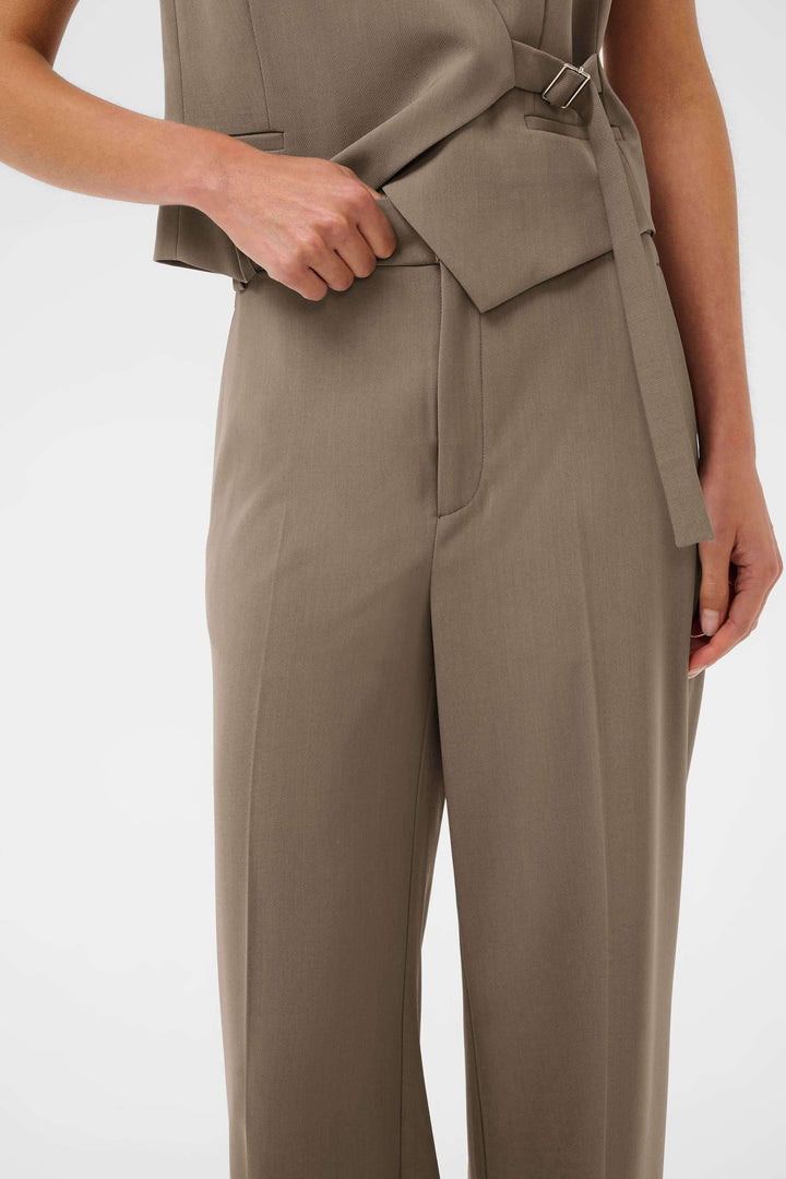 Pantalon habillé Haisly à jambe large pour une silhouette élégante et contemporaine, idéal pour des occasions formelles.