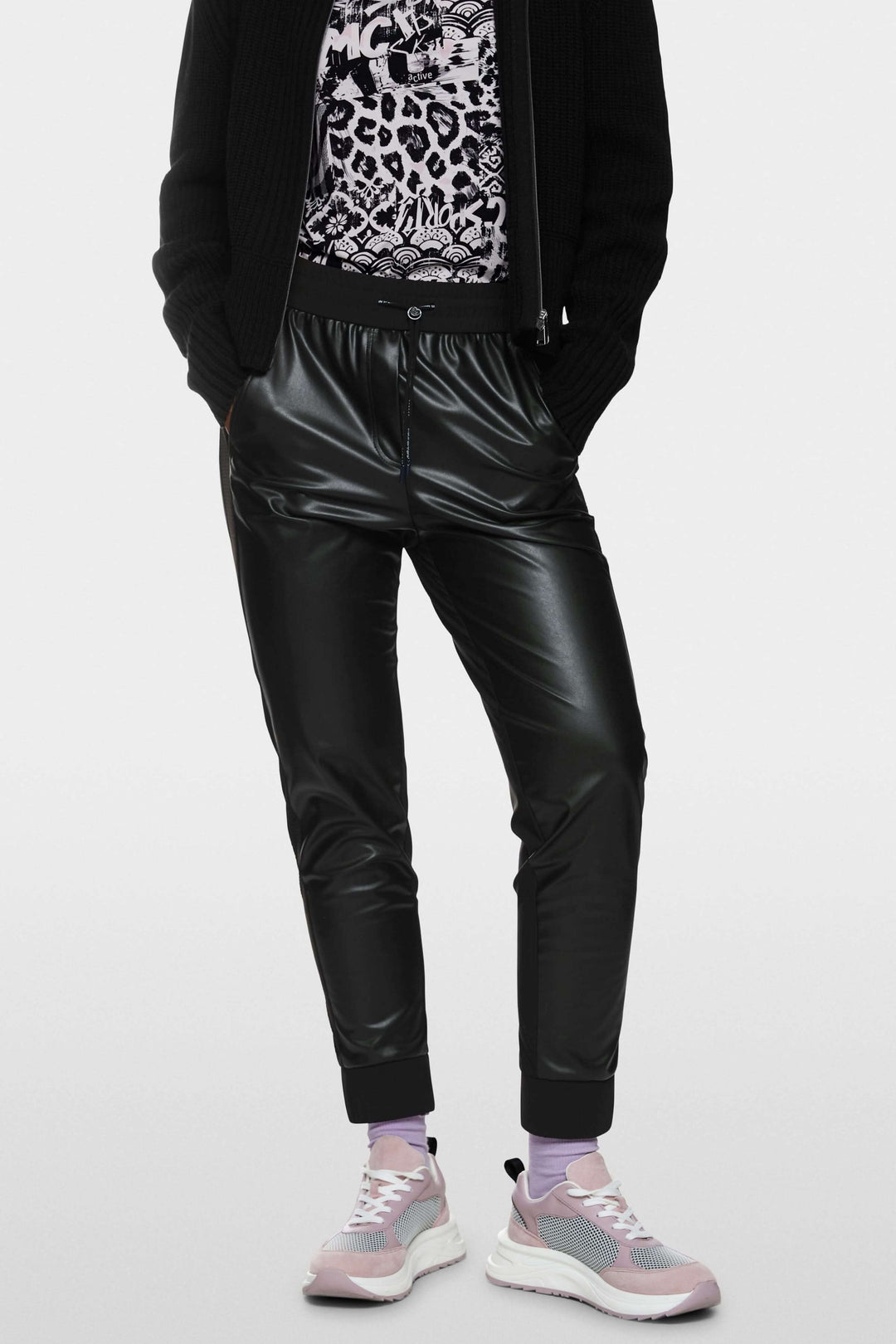 Pantalon habillé Rhodos en cuir effet sportswear, avec taille élastique et coupe fuselée, style urbain avec baskets modernes.