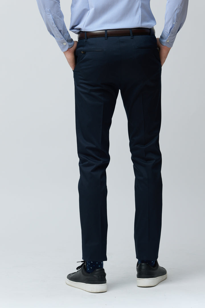Pantalon habillé coupe ajustée pour un look professionnel élégant et confortable, parfait avec chemise ou polo.