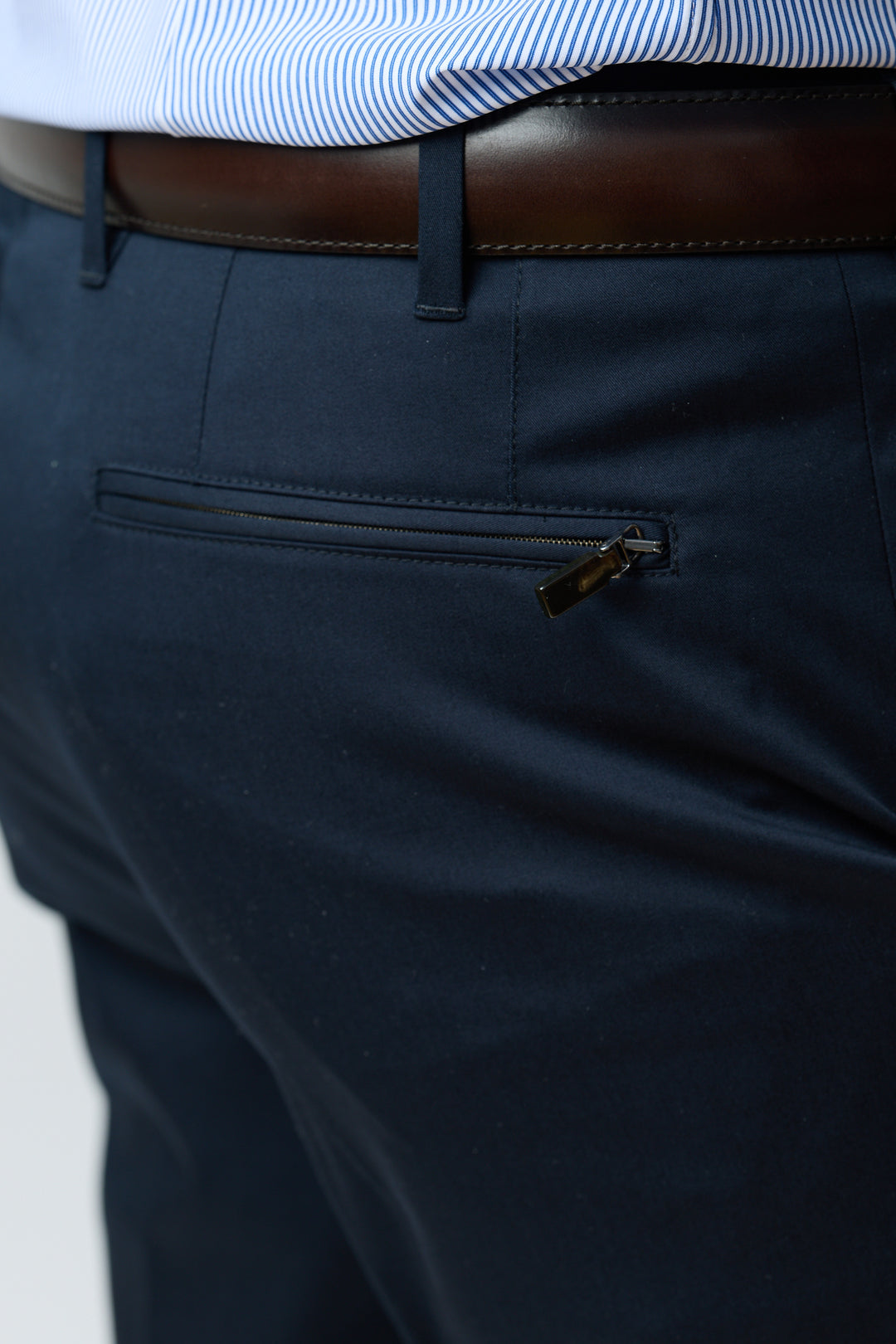 Détail du pantalon habillé coupe ajustée avec poche zippée