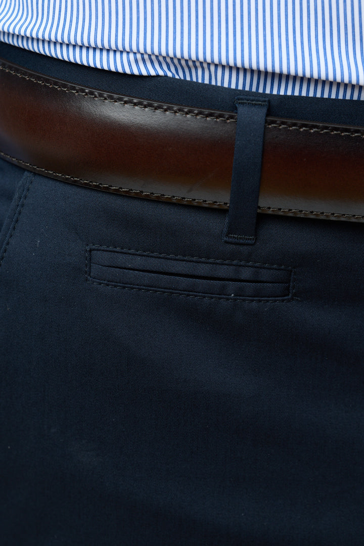 Pantalon habillé coupe ajustée pour une silhouette élégante, montré avec une ceinture de cuir foncé.