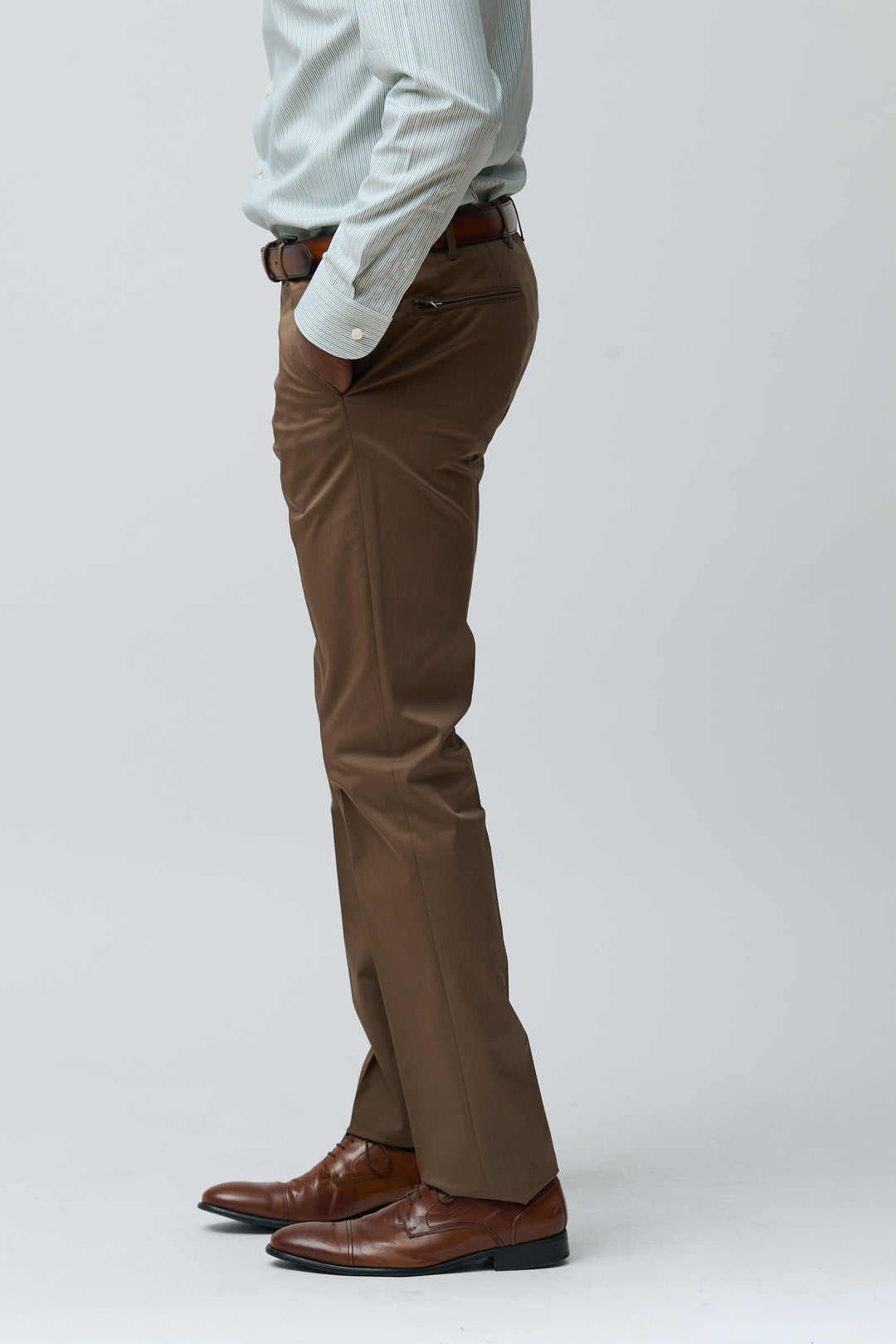 Pantalon habillé coupe ajustée en marron, silhouette élégante pour des looks professionnels et décontractés.