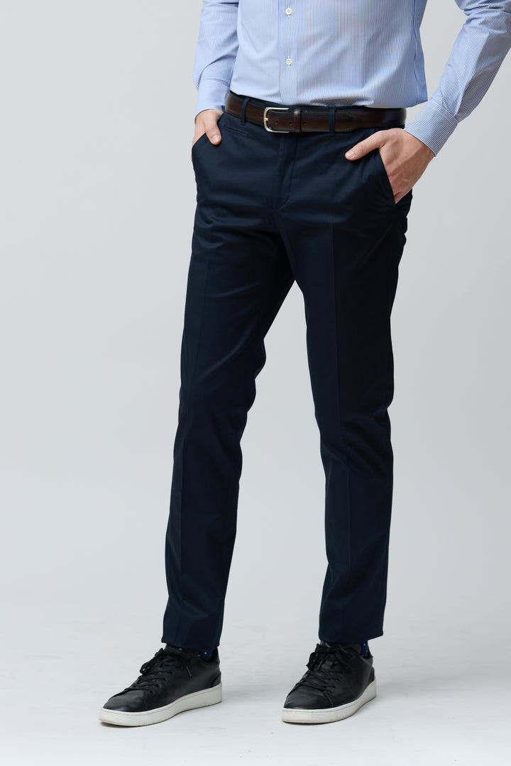 Pantalon habillé coupe ajustée tenant avec chemise bleue, idéal pour un look professionnel et élégant au quotidien.