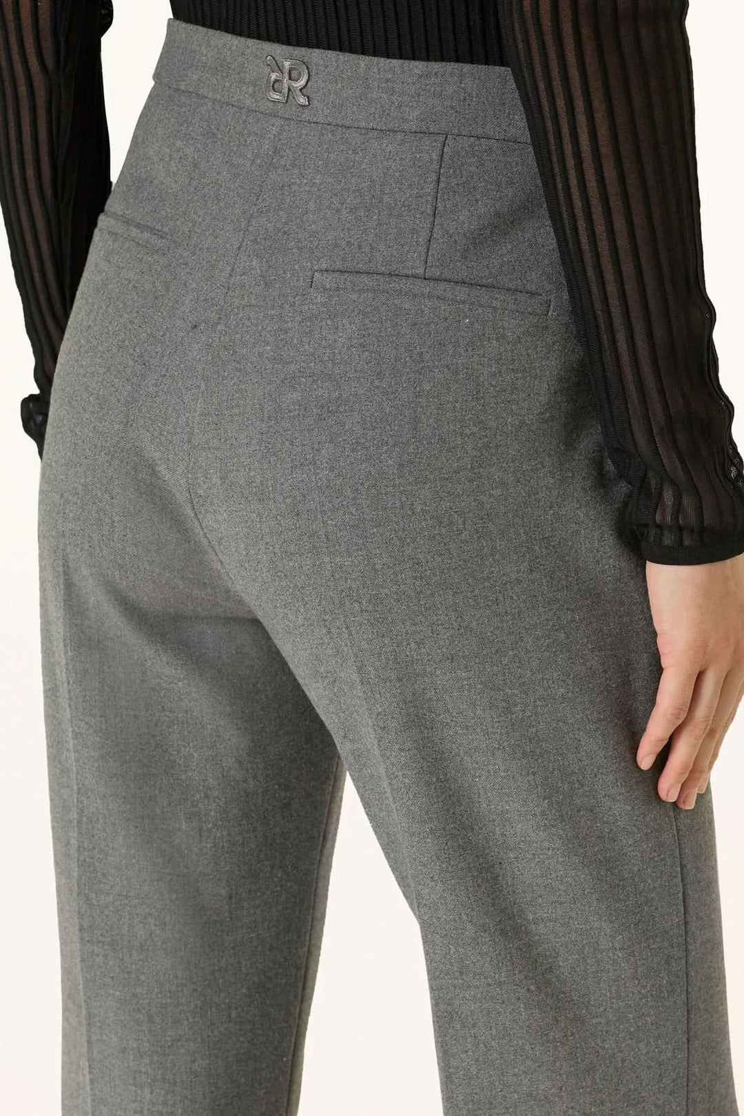 Pantalon habillé coupe évasée à plis marqués avec poches passepoilées au dos, en tissu gris élégant et taille lisse.