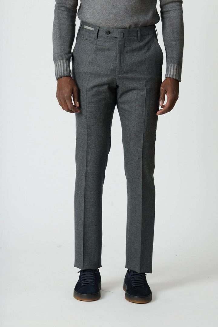 Homme portant un pantalon habillé en laine à petits carreaux Corneliani, élégant et sophistiqué, parfait pour bureau ou looks décontractés.