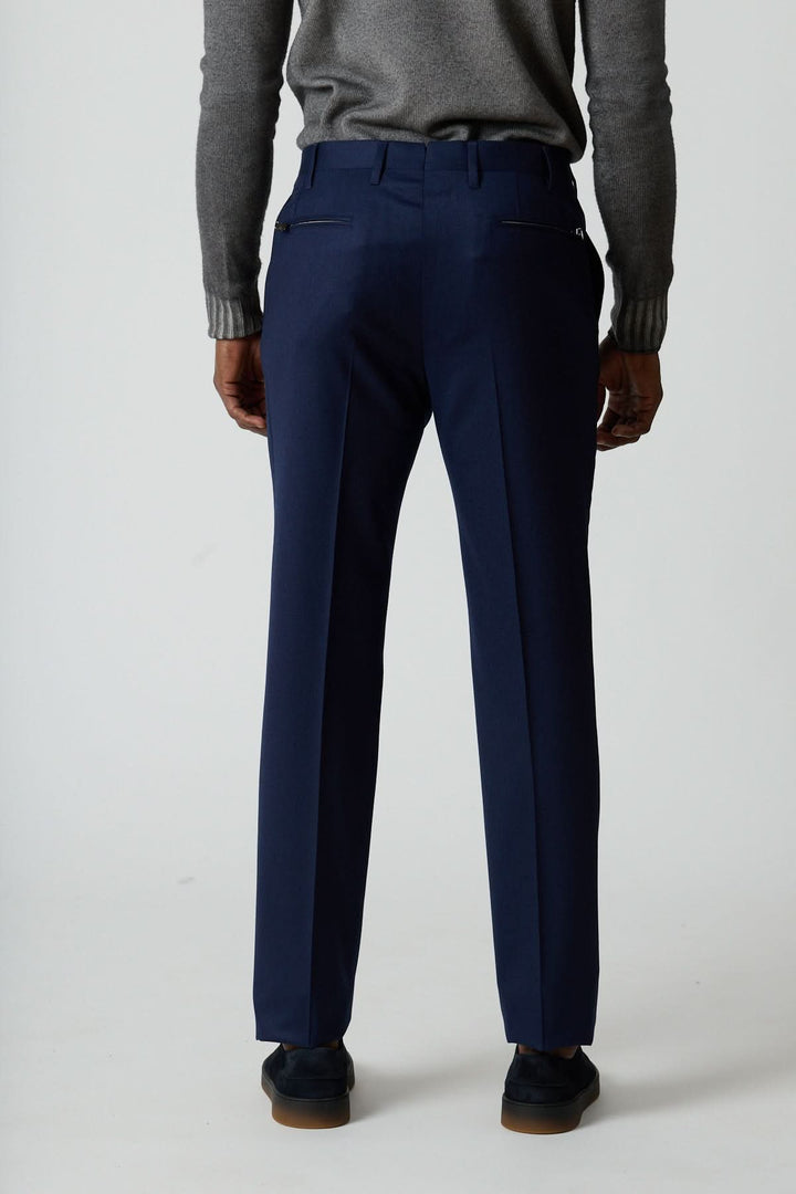 Vue arrière du pantalon habillé en laine vierge Corneliani bleu avec poches zippées et coupe élégante.