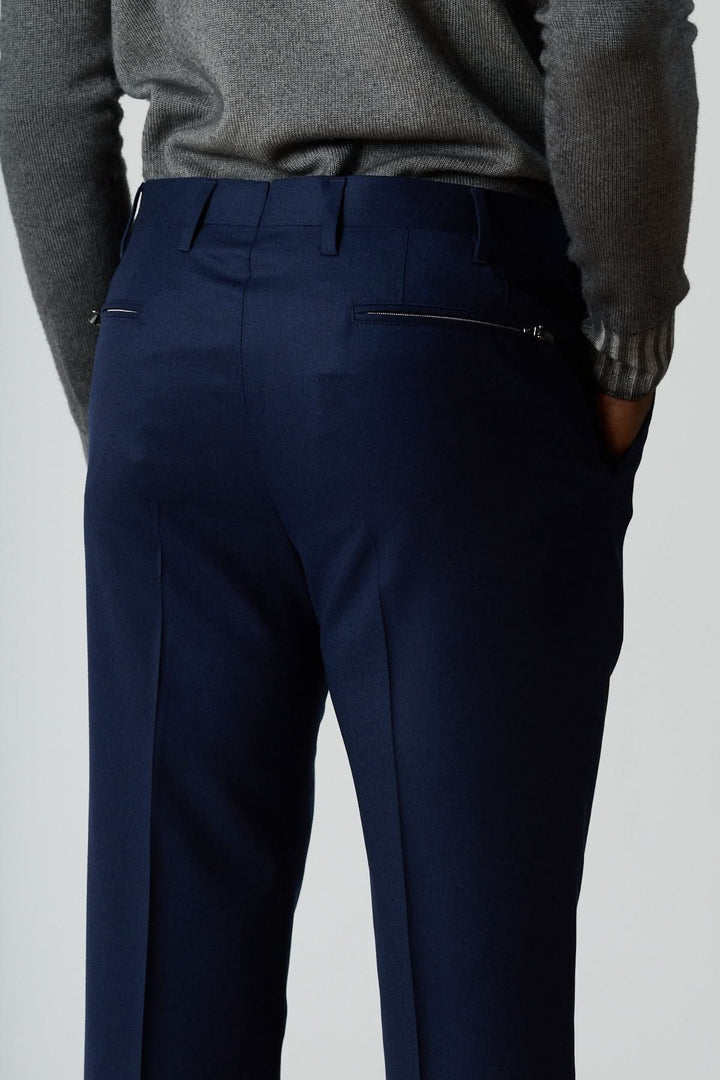 Pantalon habillé en laine vierge avec poches arrière zippées, coupe élégante, texture douce, idéal pour un style professionnel élégant.
