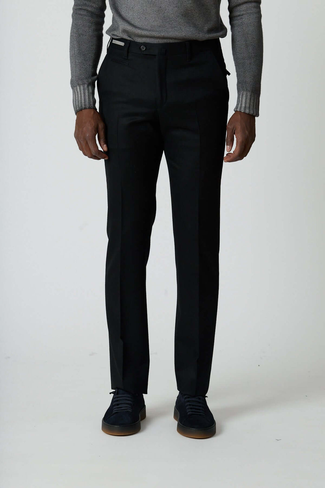 Pantalon habillé en laine vierge Corneliani pour homme, coupe élégante avec pli marqué et poches arrière zippées.