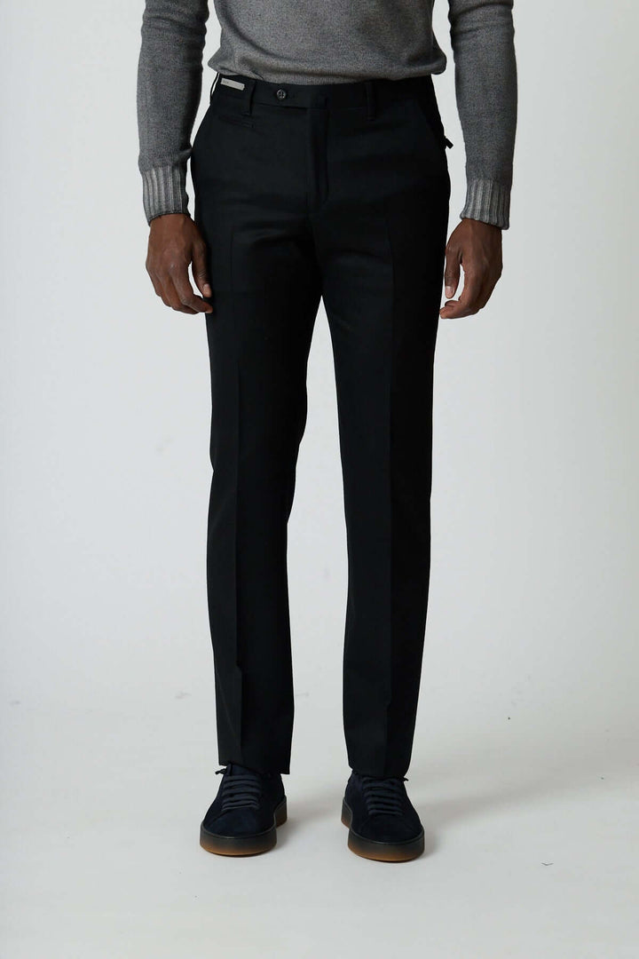 Pantalon habillé en laine vierge Corneliani pour homme, coupe élégante avec pli marqué et poches arrière zippées.