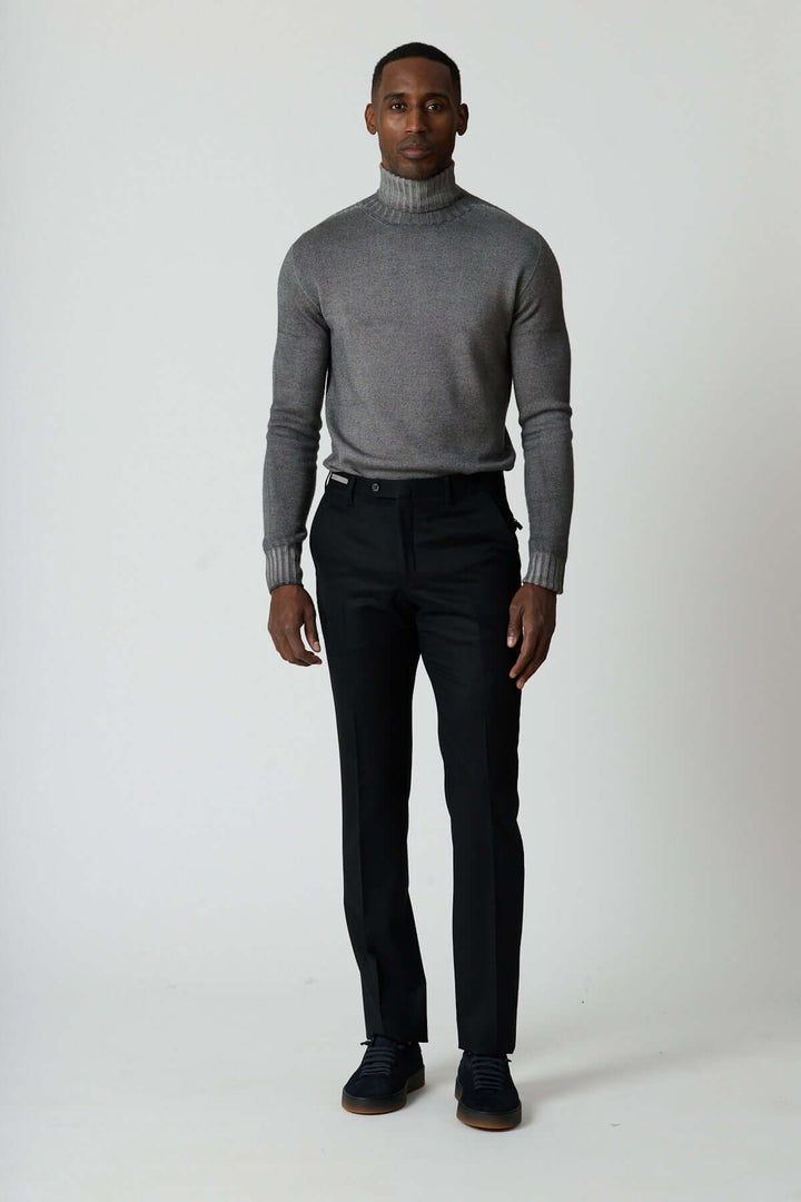 Pantalon habillé en laine vierge Corneliani avec coupe élégante, poches arrière zippées, idéal pour un style professionnel moderne.