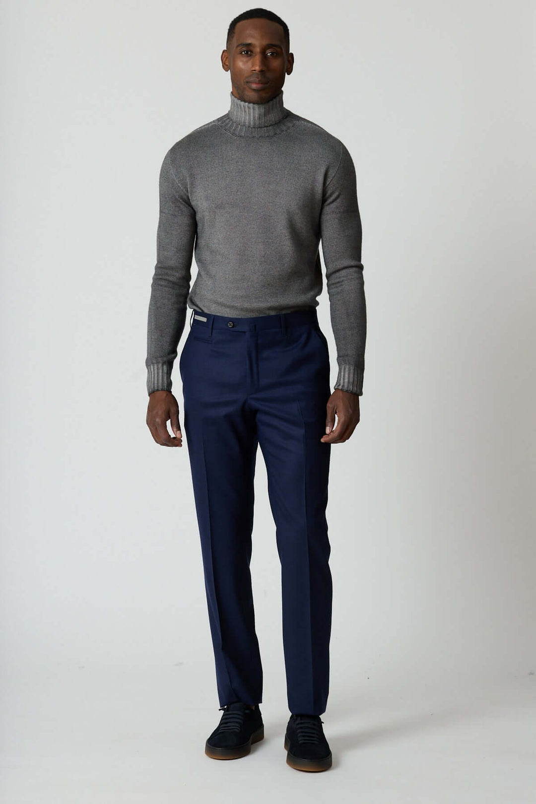 Homme portant un pantalon habillé en laine vierge Corneliani, coupe élégante avec poches zippées, style professionnel et moderne.