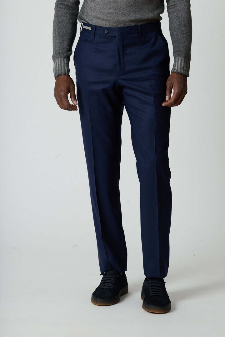 Pantalon habillé en laine vierge avec pli marqué, poches zippées, taille à passants, pour un style professionnel élégant.