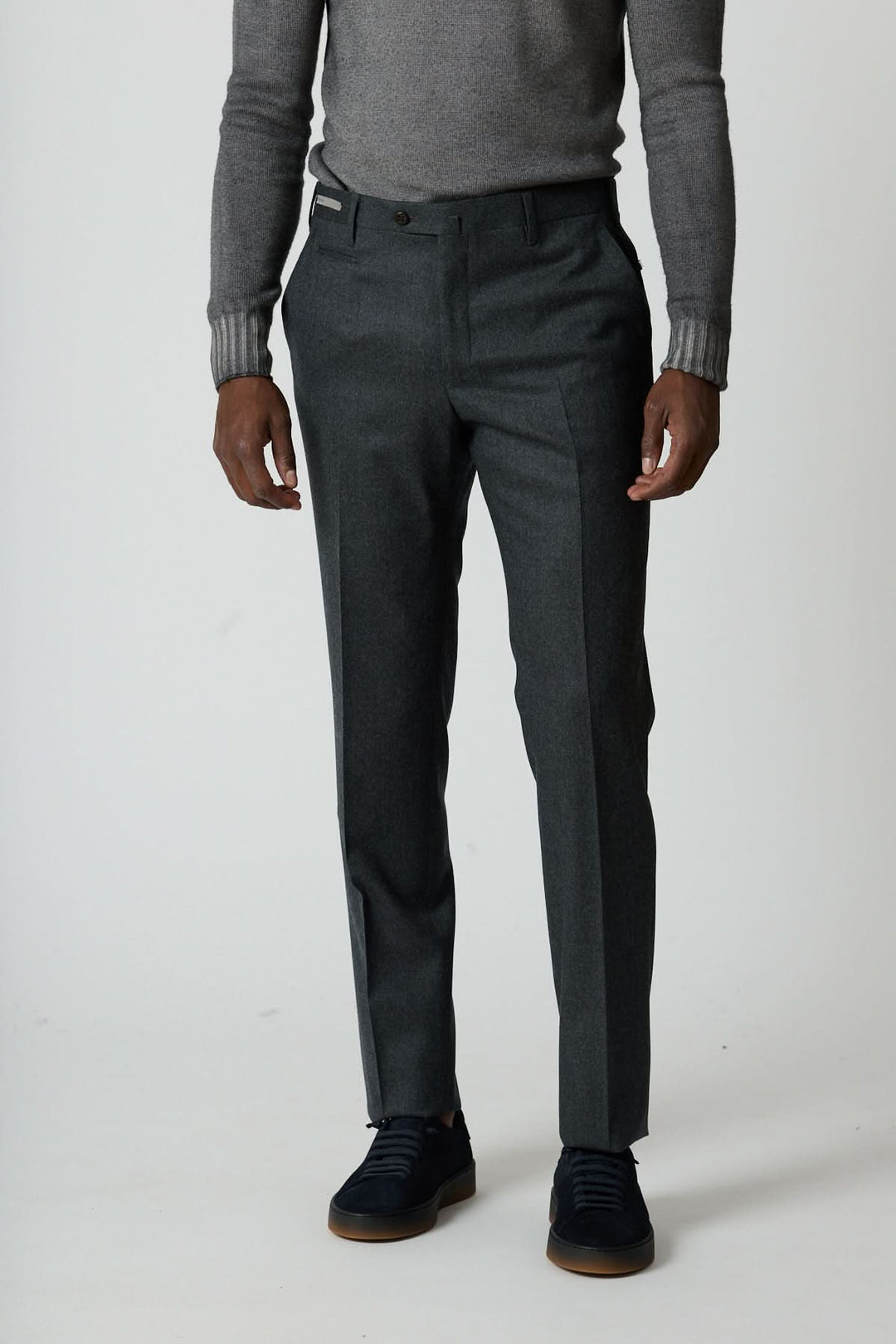 Pantalon habillé en laine vierge avec coupe élégante, texture douce et poches zippées, idéal pour un style professionnel élégant.