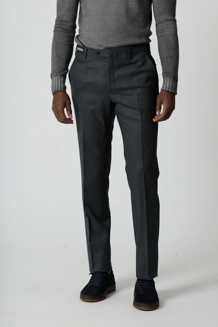 Pantalon habillé en laine vierge avec coupe élégante, texture douce et poches zippées, idéal pour un style professionnel élégant.