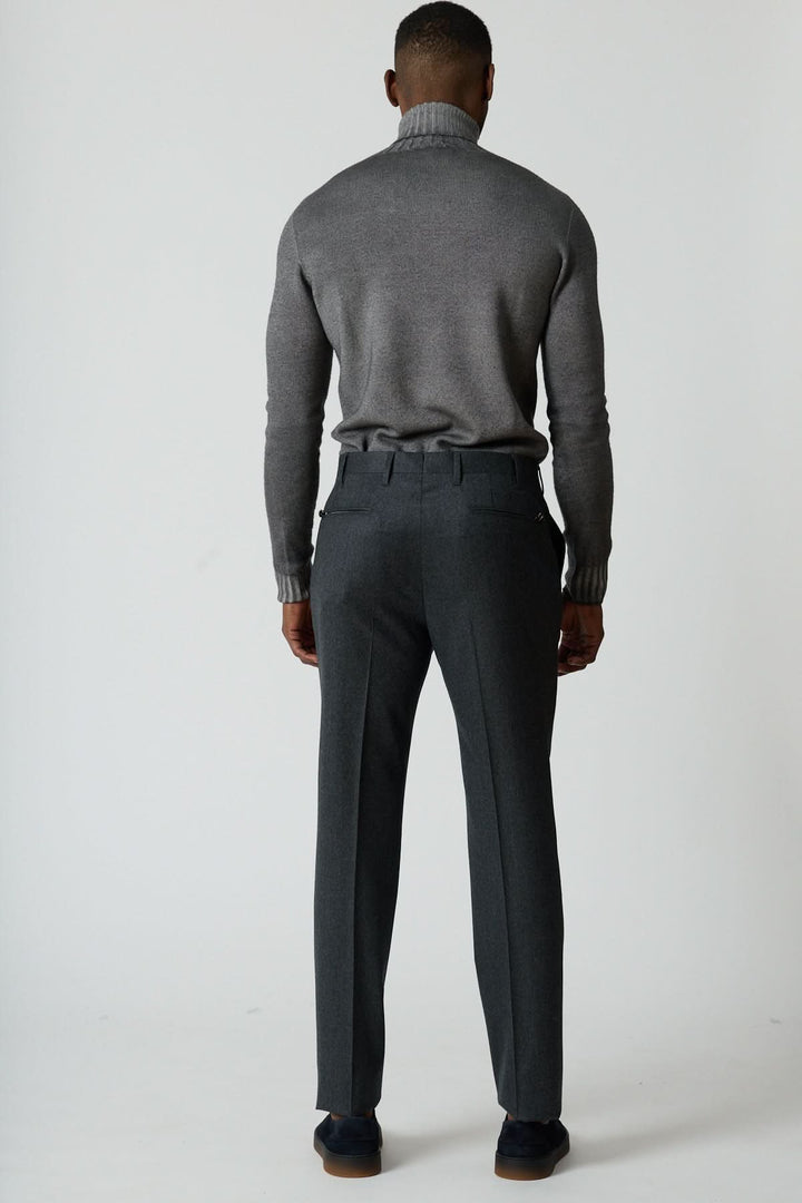 Pantalon habillé en laine vierge style élégant avec poches arrière zippées, idéal pour une allure professionnelle contemporaine.