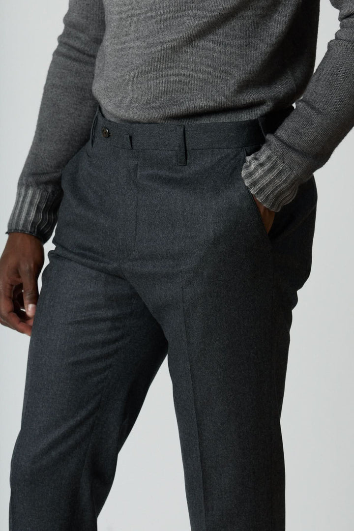 Pantalon habillé en laine vierge Corneliani avec poches arrière zippées, offrant une coupe élégante et un tombé impeccable, idéal pour look soigné.