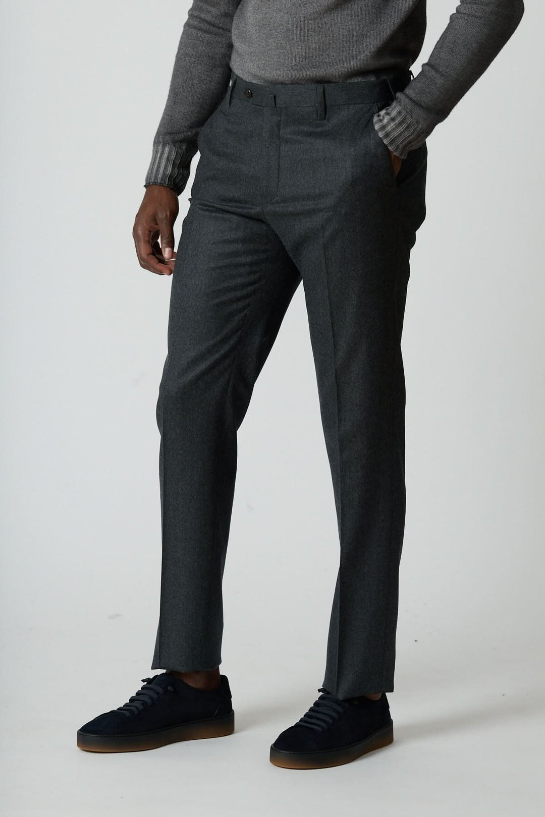 Pantalon habillé en laine vierge avec poches arrière zippées et coupe élégante, idéal pour un style professionnel contemporain.