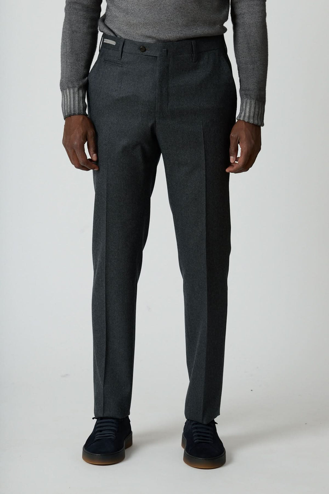 Pantalon habillé en laine vierge avec pli marqué et poches arrière zippées, parfait pour un style professionnel contemporain.