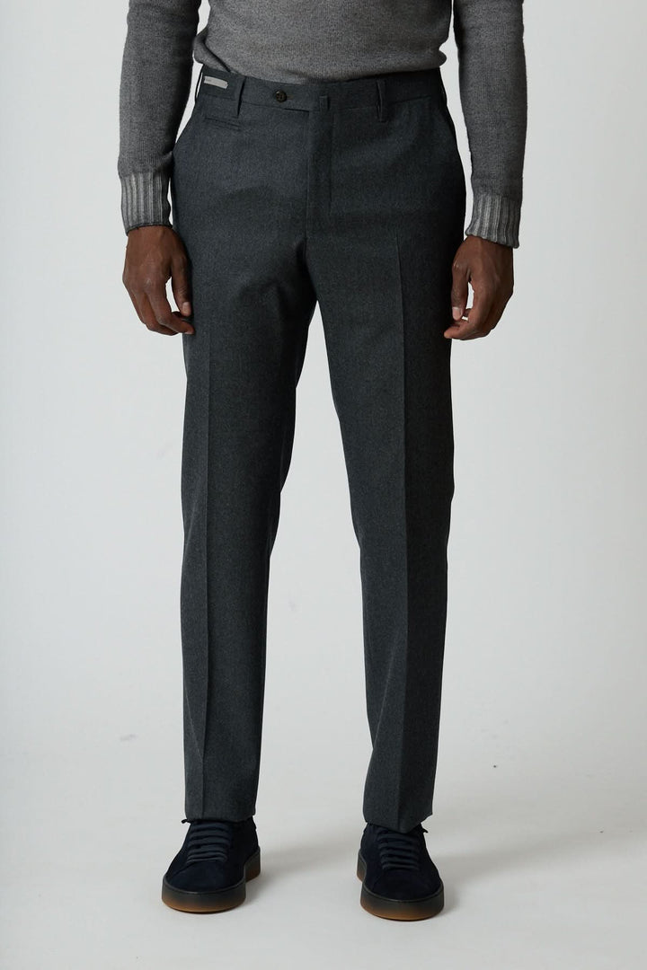 Pantalon habillé en laine vierge avec pli marqué et poches arrière zippées, parfait pour un style professionnel contemporain.