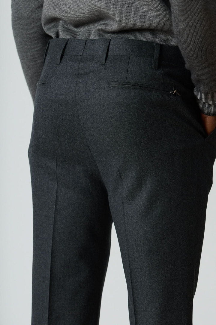 Pantalon habillé en laine vierge, élégant avec poches arrière zippées, idéal pour un style professionnel moderne.