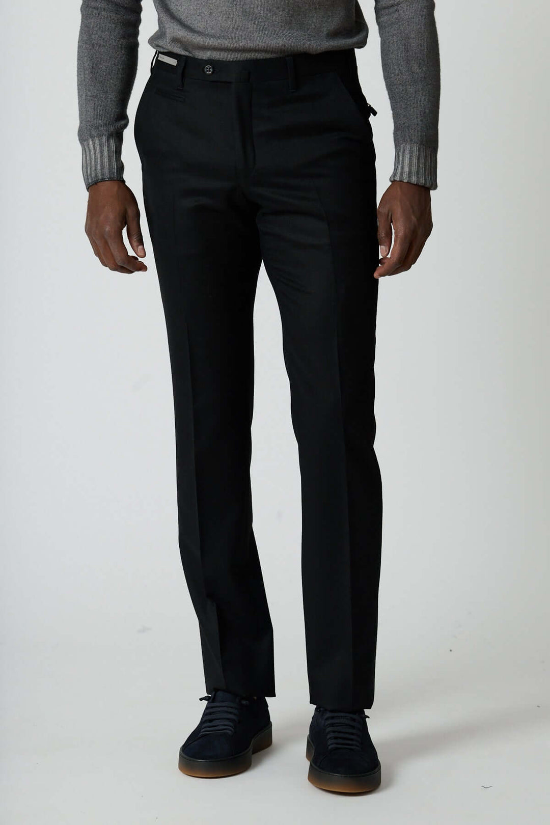 Pantalon habillé en laine vierge avec pli marqué et poches arrière zippées, idéal pour un style professionnel et soigné.