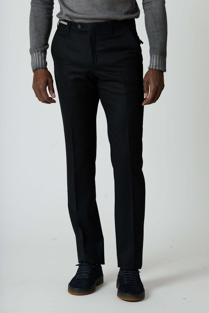 Pantalon habillé en laine vierge avec pli marqué et poches arrière zippées, idéal pour un style professionnel et soigné.
