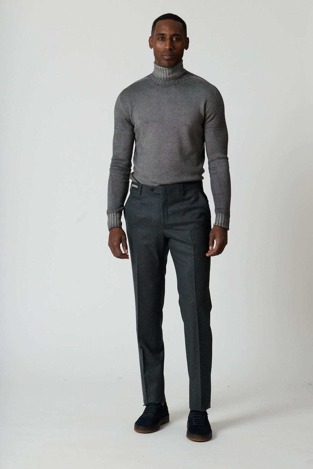 Homme portant un pantalon habillé en laine vierge Corneliani, avec poches arrière zippées et coupe élégante, vu de face.
