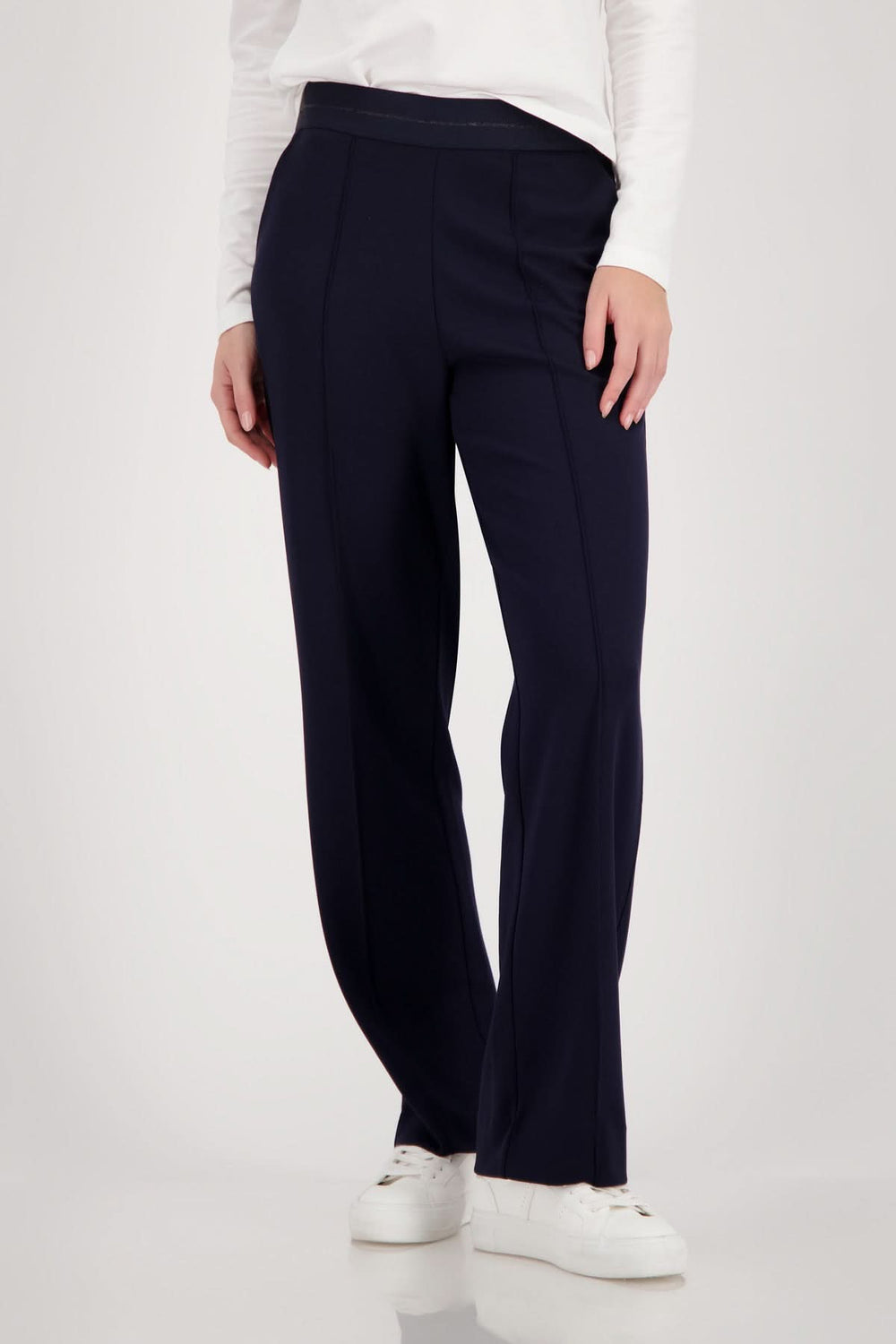 Pantalon habillé à plis droits, coupe droite pour une silhouette élégante, idéal pour une tenue professionnelle ou sophistiquée.