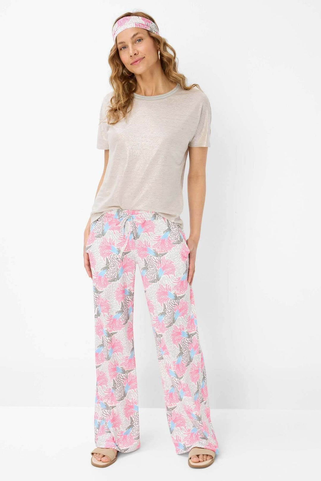 Pantalon imprimé MAINE aux motifs tropicaux, associé à un haut léger, pour un look estival et confortable.