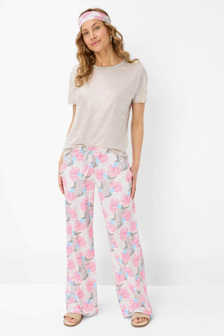 Pantalon imprimé MAINE aux motifs tropicaux, associé à un haut léger, pour un look estival et confortable.