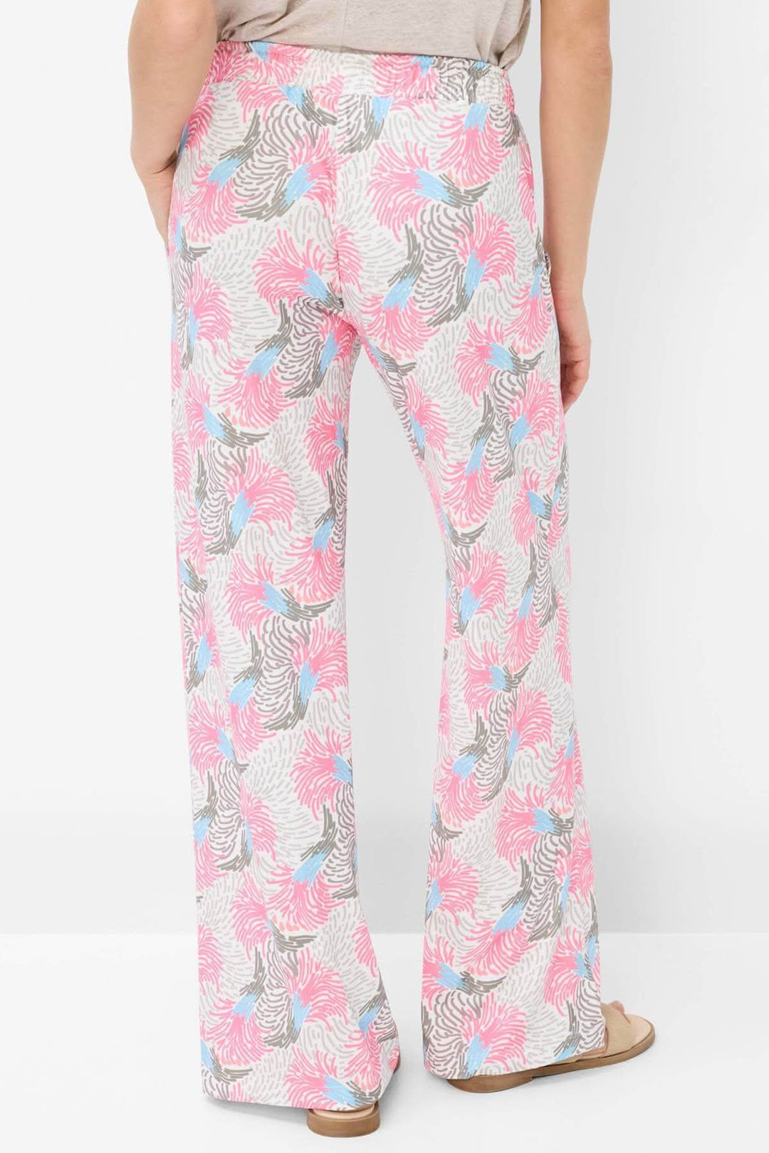 Pantalon imprimé style Maine avec motifs floraux et feuilles tropicales en rose et bleu, vue arrière.