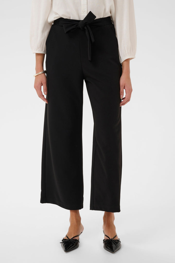 Pantalon jambe large Phoebe en noir avec ceinture nouée, style élégant et confortable.