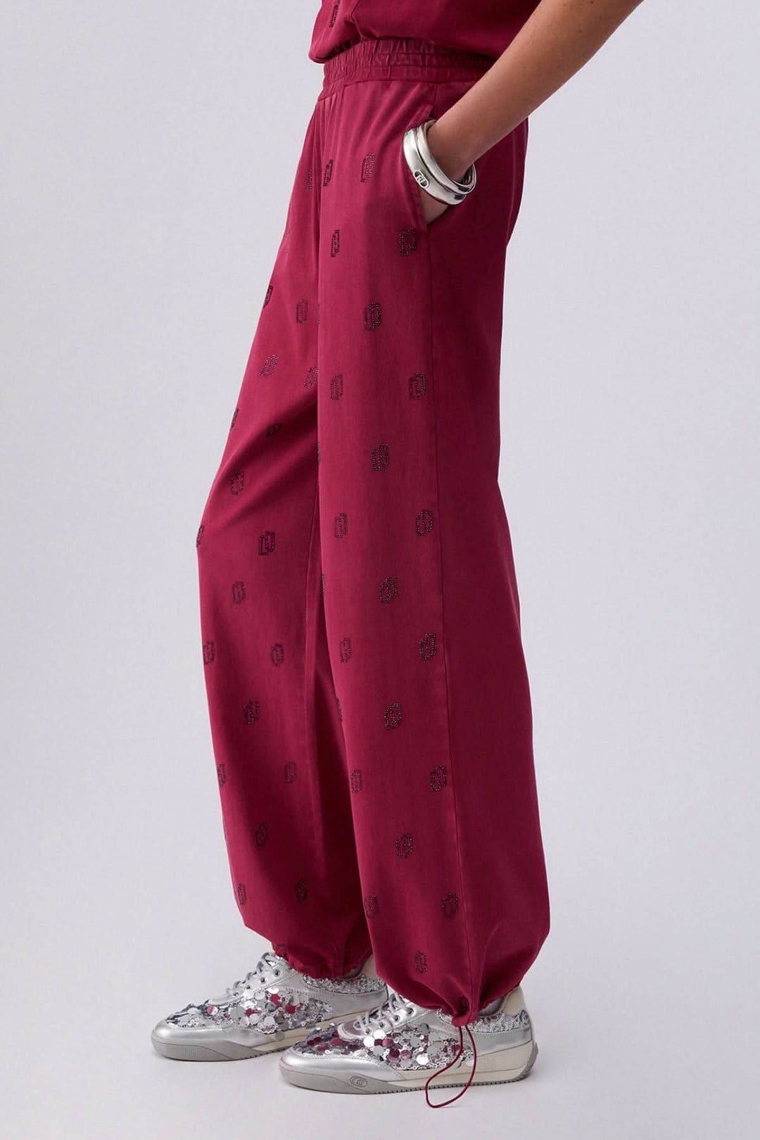 Pantalon jogging imprimé à jambe large avec motif distinctif, taille élastique, en tissu léger pour un style moderne et confortable.