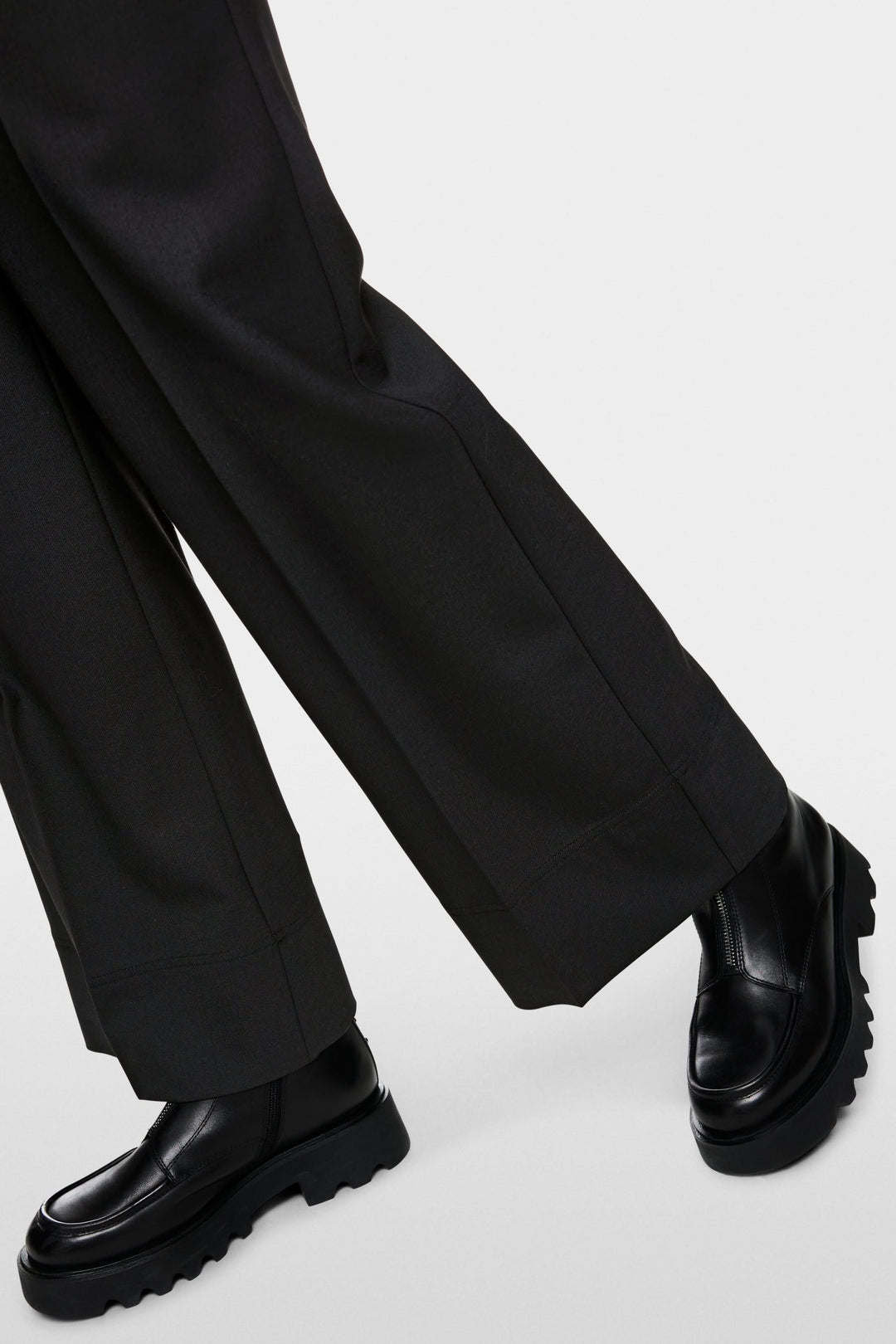 Pantalon large noir pour un style urbain avec chaussures chunky noires, coupe fluide et taille élastique idéale pour le confort et l&