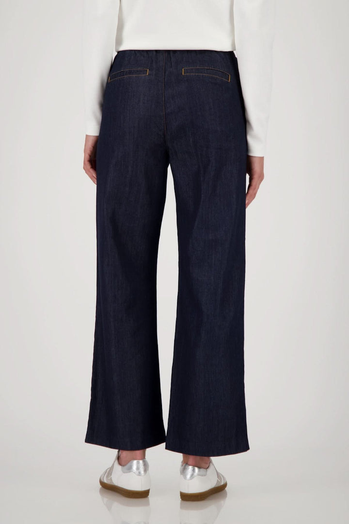 Pantalon large en denim avec taille élastiquée, vue arrière, offrant confort et style décontracté.