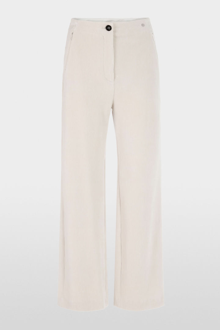 Pantalon large en velours côtelé blanc, taille mi-haute et coupe fluide, offrant confort et élégance.