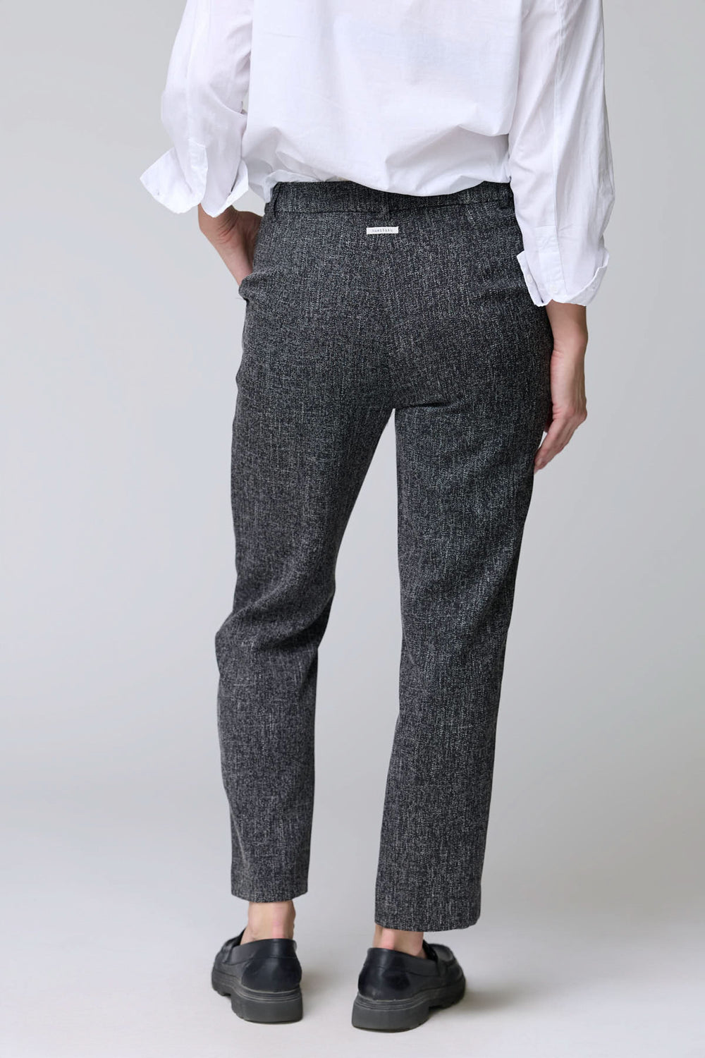 Pantalon à motif texturé avec coupe droite, montré de dos, combinant élégance et confort, idéal pour le bureau ou les sorties.