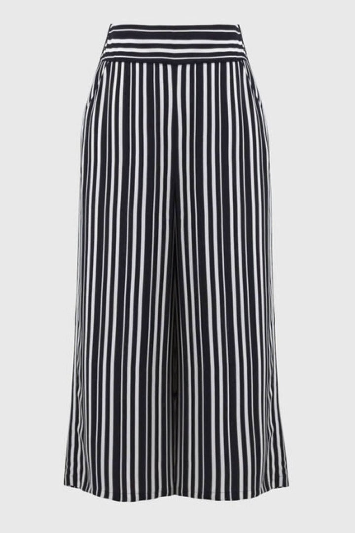 Pantalon rayé évasé, léger et souple, avec ceinture large et jambes larges pour une allure élégante et confortable.