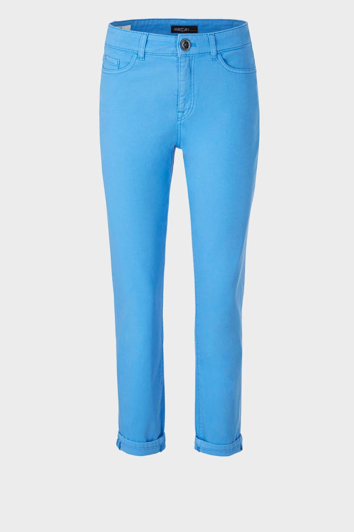 Pantalon décontracté bleu, coupe classique avec ourlet retroussé, idéal pour un style moderne et confortable.