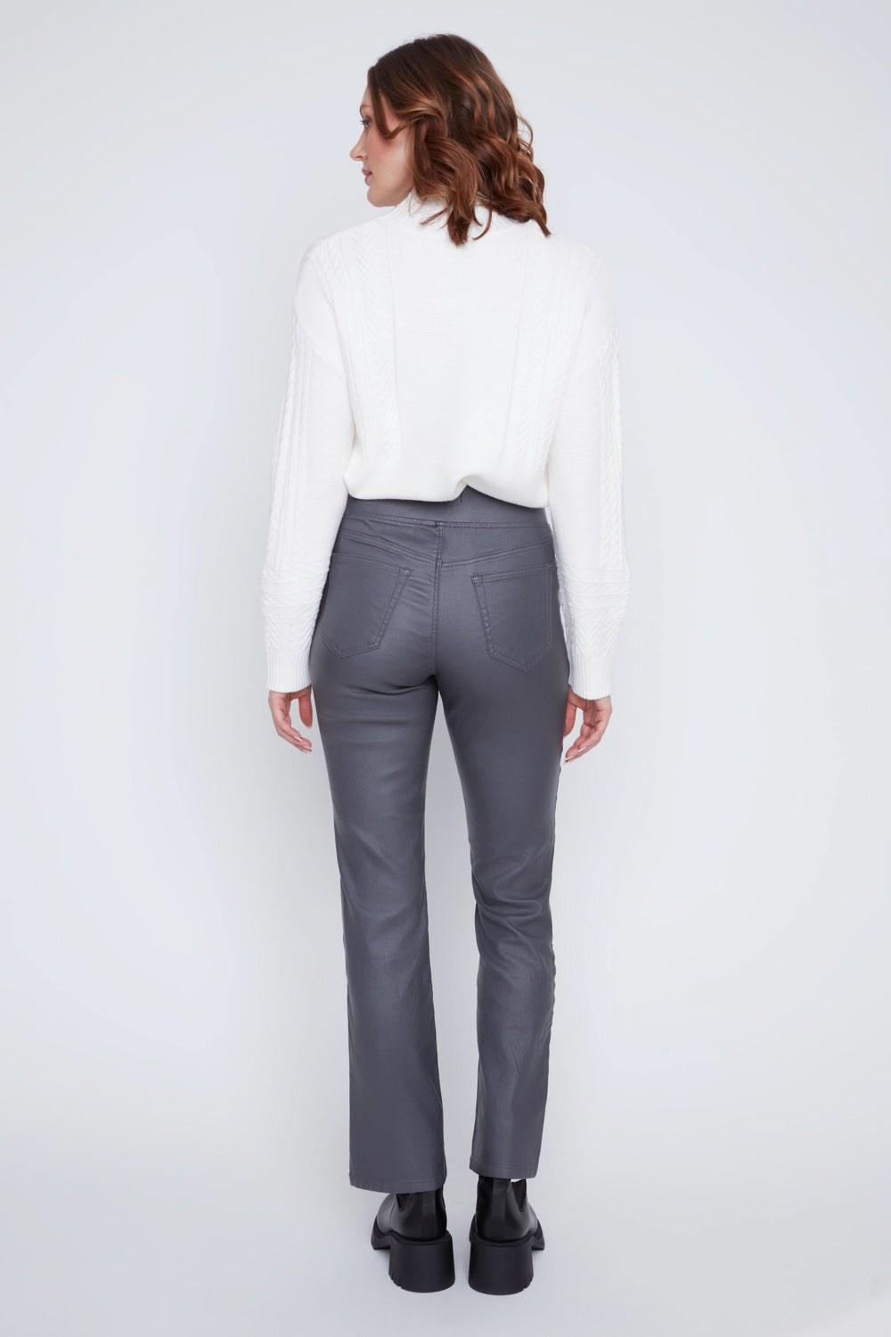Pantalon taille haute gris, coupe ajustée, porté avec un chandail blanc, vue arrière.